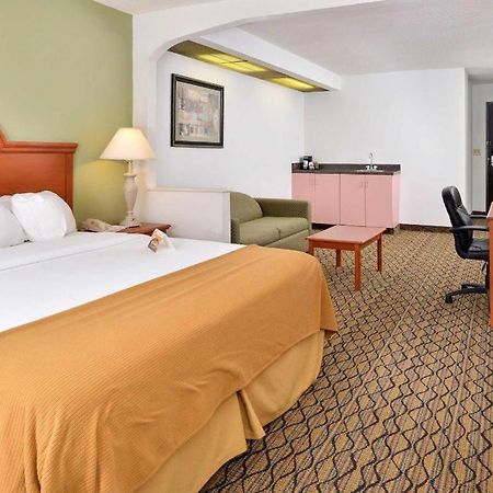 Quality Inn & Suites Jefferson City Extérieur photo