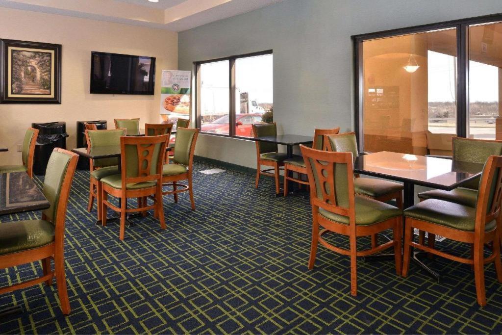 Quality Inn & Suites Jefferson City Extérieur photo