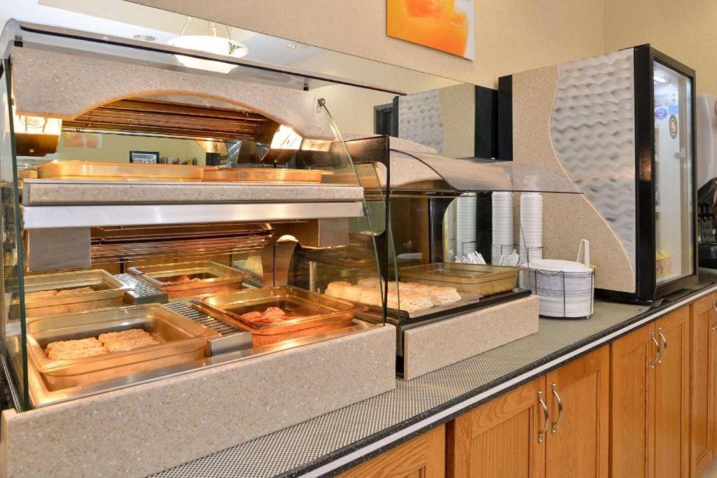 Quality Inn & Suites Jefferson City Extérieur photo