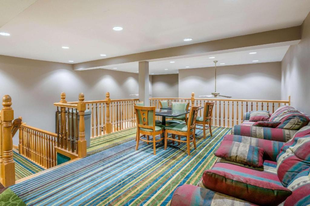 Quality Inn & Suites Jefferson City Extérieur photo