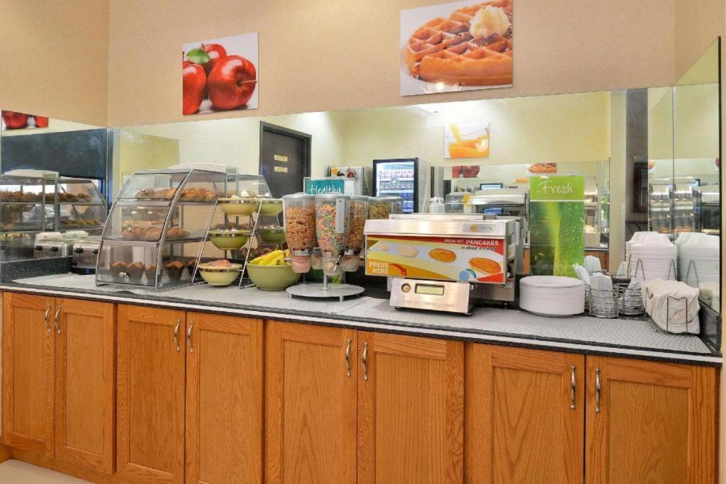 Quality Inn & Suites Jefferson City Extérieur photo