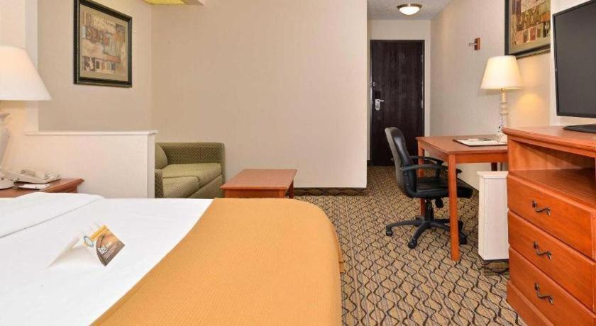Quality Inn & Suites Jefferson City Extérieur photo