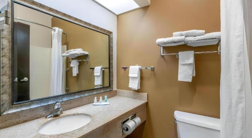 Quality Inn & Suites Jefferson City Extérieur photo
