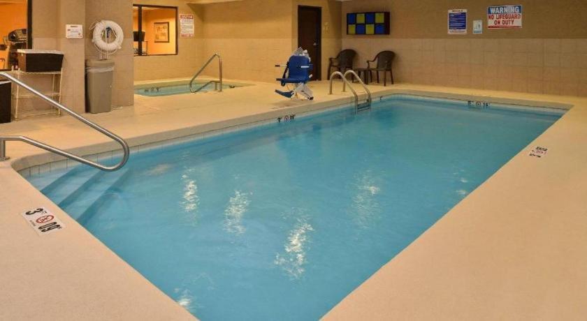 Quality Inn & Suites Jefferson City Extérieur photo